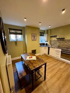 Η κουζίνα ή μικρή κουζίνα στο Quaint Bury St Edmunds Cottage +7 φωτογραφίες
