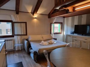 ヴェネツィアにあるMarzia Homeのベッドとテーブルのある小さな部屋