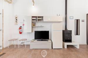 sala de estar con TV y fogones en La casa di Amelie, en Cabras