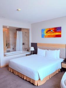 Postel nebo postele na pokoji v ubytování Muong Thanh Luxury Nha Trang Hotel