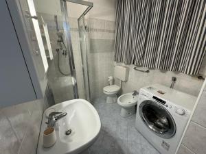 Ένα μπάνιο στο App4rent Villa Zanetti - Appartamenti con spiaggia privata frontemare +45 φωτογραφίες