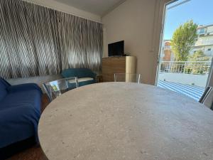 Μια τηλεόραση ή/και κέντρο ψυχαγωγίας στο App4rent Villa Zanetti - Appartamenti con spiaggia privata frontemare