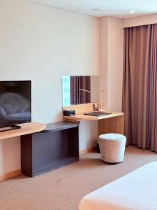 TV a/nebo společenská místnost v ubytování Muong Thanh Luxury Nha Trang Hotel