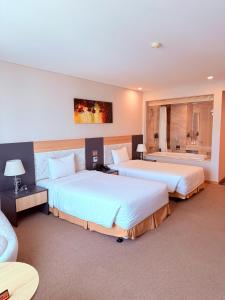 Postel nebo postele na pokoji v ubytování Muong Thanh Luxury Nha Trang Hotel