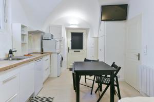 Kuchyňa alebo kuchynka v ubytovaní L'ESPERANCE Studio joli petit situé dans le Suquet, proche des commerces, Palais et plages