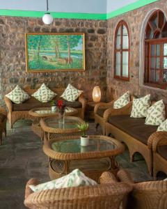 Riverside Springs Resort的休息区