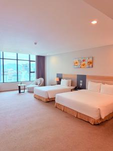 Postel nebo postele na pokoji v ubytování Muong Thanh Luxury Nha Trang Hotel