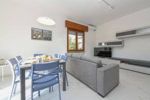 リヴォルテッラにあるMGH My Desenzano Center Apartmentのテーブルと椅子とソファのあるリビングルーム