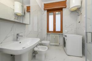 リヴォルテッラにあるMGH My Desenzano Center Apartmentの洗面台とトイレを備えた白いバスルーム +19枚の写真