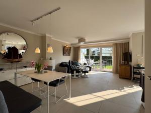 a living room with a table and a couch at Sonnenblume in Zingst