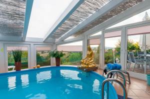 Kolam renang di atau dekat dengan Ferienwohnung Kühl 3 mit Balkon, Sauna und Fitnessraum