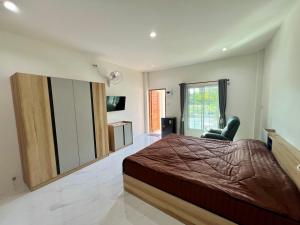 En eller flere senge i et værelse på บุณยาเพลส เด่นชัย แพร่