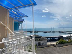 Un balcón con vista a un puerto deportivo con barcos. en Lotos Hotel, en Balchik