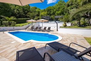 Bazén v ubytovaní Villa Garden Apartment with Pool Opatija alebo v jeho blízkosti