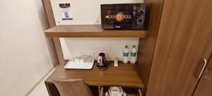 ムンバイにあるTIM Santacruz Mumbai Airportのデスク(コーヒーメーカー付)が備わる客室です。