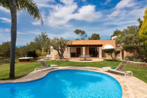 an image of a villa with a swimming pool at Villa Beni - Santa Eulalia in Santa Eularia des Riu