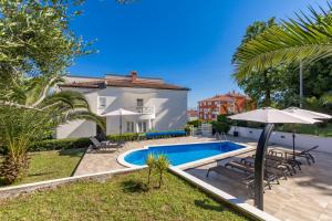 Bazén v ubytovaní Villa Garden Apartment with Pool Opatija alebo v jeho blízkosti