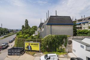 ein Gebäude mit einem Schild am Straßenrand in der Unterkunft Schönbrunn (07): 3-Personen Wohnung nahe Gloriette in Wien