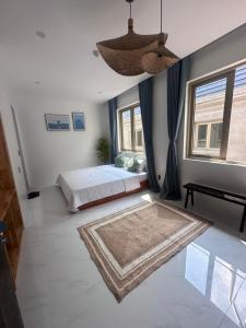 Un dormitorio con una cama y una alfombra en el suelo. en Mây Tropic, en Dong Hoi 6 fotos más