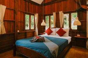 Un pat sau paturi într-o cameră la JOY Bungalow Resort and Restaurant