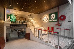 坎普尔Deep Hotel的带有餐厅的建筑物的楼梯