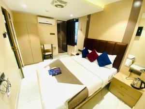 Postel nebo postele na pokoji v ubytování Hotel Dolphin Residency