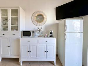 A kitchen or kitchenette at Beach House Gelsomino