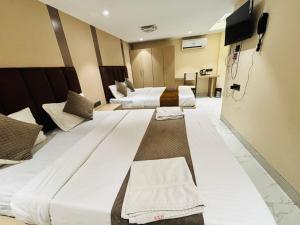 Postel nebo postele na pokoji v ubytování Hotel Dolphin Residency