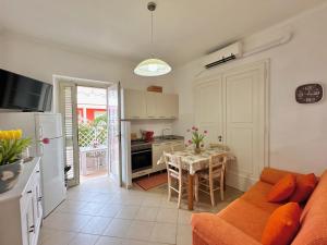 A kitchen or kitchenette at Beach House Gelsomino