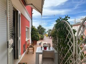 A balcony or terrace at Beach House Gelsomino