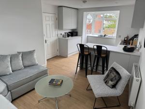 a living room with a couch and a table and a kitchen at Stylish 1-Bed Central in Oxford