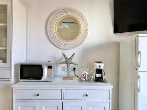 A television and/or entertainment centre at Beach House Gelsomino