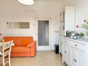 A kitchen or kitchenette at Beach House Gelsomino