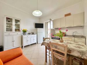 A kitchen or kitchenette at Beach House Gelsomino