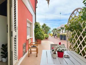 A balcony or terrace at Beach House Gelsomino