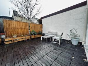 un patio con tavolo e sedie su un ponte di legno di La détente marocaine studio jacuzzi et terrasse a Reims