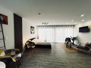una camera con letto e un soggiorno con sedie di La détente marocaine studio jacuzzi et terrasse a Reims