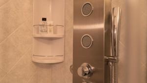 ポザーダにあるBeach Apartment, comodo tra il centro e il mareの棚付きの浴室にあるステンレス製の冷蔵庫 +35枚の写真