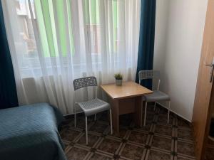 a room with a table and two chairs and a window at Rybitwa in Dziwnów