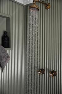doccia all'angolo di una camera di Folktales Rest - Tiny House Unique Stay a Esperance