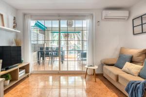 ein Wohnzimmer mit Sofa und Tisch in der Unterkunft La Terraza De Palmeres in Mareny Barraquetas