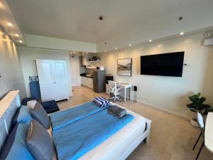 La Mirada Residences Sea-view Suites的电视和/或娱乐中心