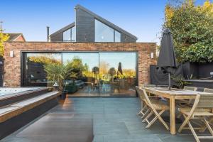 Balkón nebo terasa v ubytování Nutkin Barn - Contemporary home in West Sussex