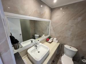 La Mirada Residences Sea-view Suites的一间浴室