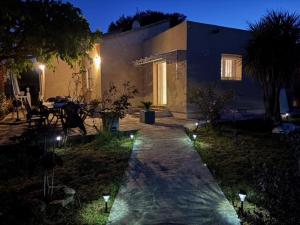 Vonkajšia záhrada v ubytovaní VILLA tous conforts avec Piscine privée et accès Plage