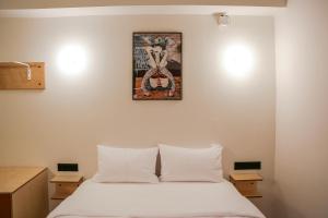 Postel nebo postele na pokoji v ubytování Mooeve Psyri Studios