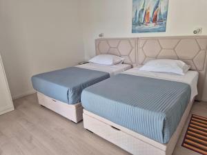 Postel nebo postele na pokoji v ubytování Villa Azzurro with Private Beach