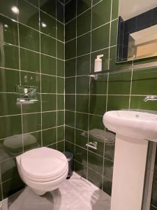 Koupelna v ubytování Mooeve Psyri Studios + 6 fotografií