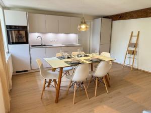 a dining room with a table and chairs in a kitchen at Ferienwohnung Ava No4 - 4 Gäste in Altheim