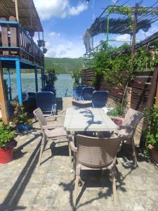 Balkón nebo terasa v ubytování ERDA LAKESIDE Guesthouse